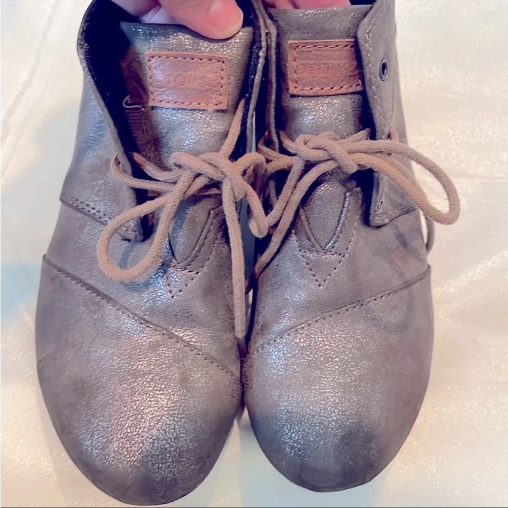 Final price drop❌TOMS Metallic taupe wedge ankle booties